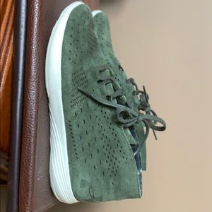 Under Armour high top shoes. Size 8